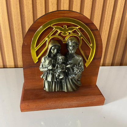ADORNO DE MESA MADEIRA SAGRADA FAMÍLIA METAL OURO VELHO 13CM (1 UNIDADE)