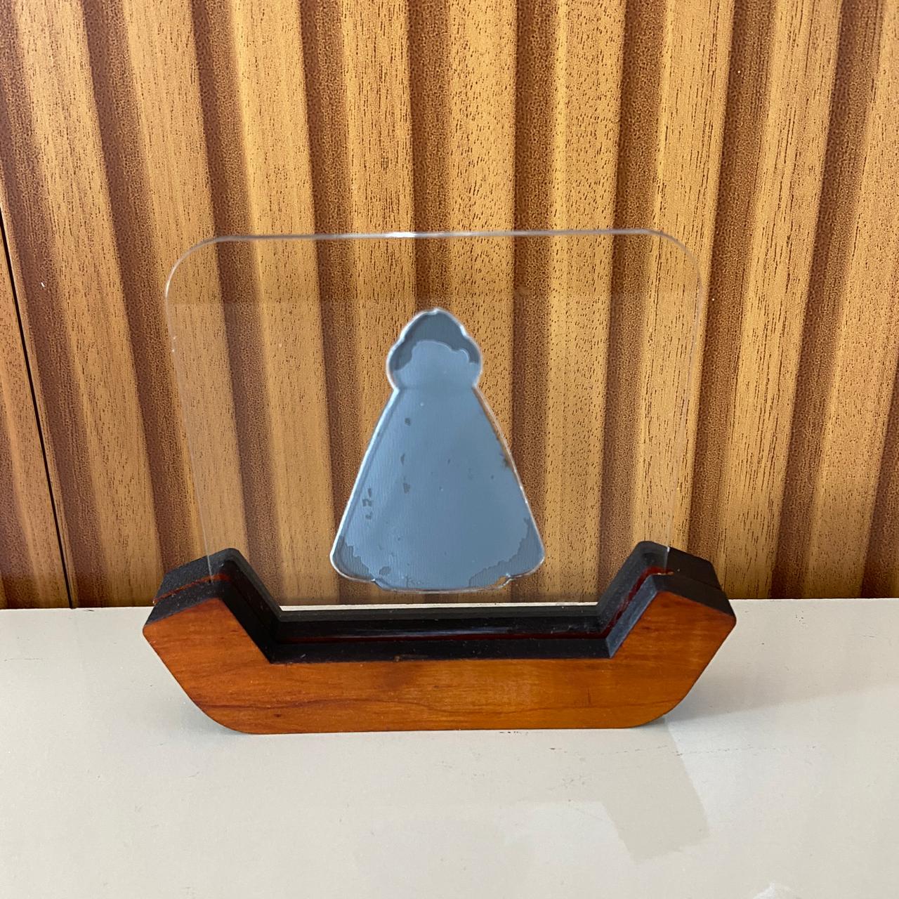 IMAGEM DE MESA METAL OURO VELHO NOSSA SENHORA APARECIDA NO ACRÍLICO E BASE DE MADEIRA 10,7CM (1 UNIDADE)