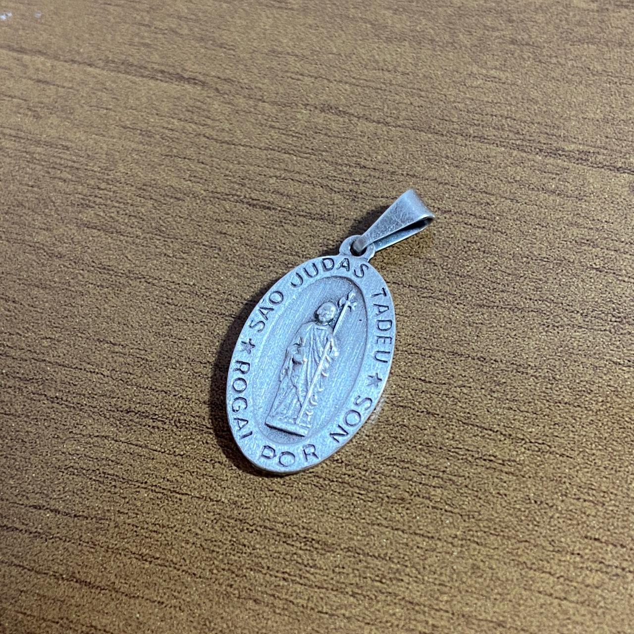 PINGENTE PRATA VELHA OVAL SÃO JUDAS TADEU EM RELEVO  (6 UNIDADES)