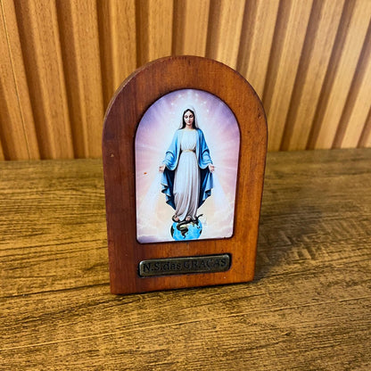 ADORNO DE MESA MADEIRA RESINADA NOSSA SENHORA DAS GRAÇAS 11CM (1 UNIDADE)