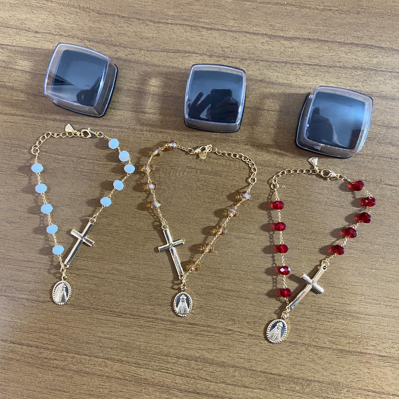 PULSEIRA CRISTAL CRUZ COM PINGENTE NOSSA SENHORA APARECIDA CORES SORTIDAS  (03 UNIDADES)