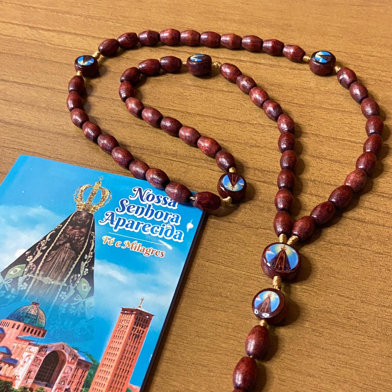 TERÇO DE MADEIRA NOSSA SENHORA APARECIDA 7 MEDALHAS MOD2 8MM (3 UNIDADES)