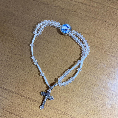 TERÇO PULSEIRA CRISTAL TRANSPARENTE COM MEDALHA RESINADA NOSSA SENHORA DAS GRAÇAS  (3 UNIDADES)