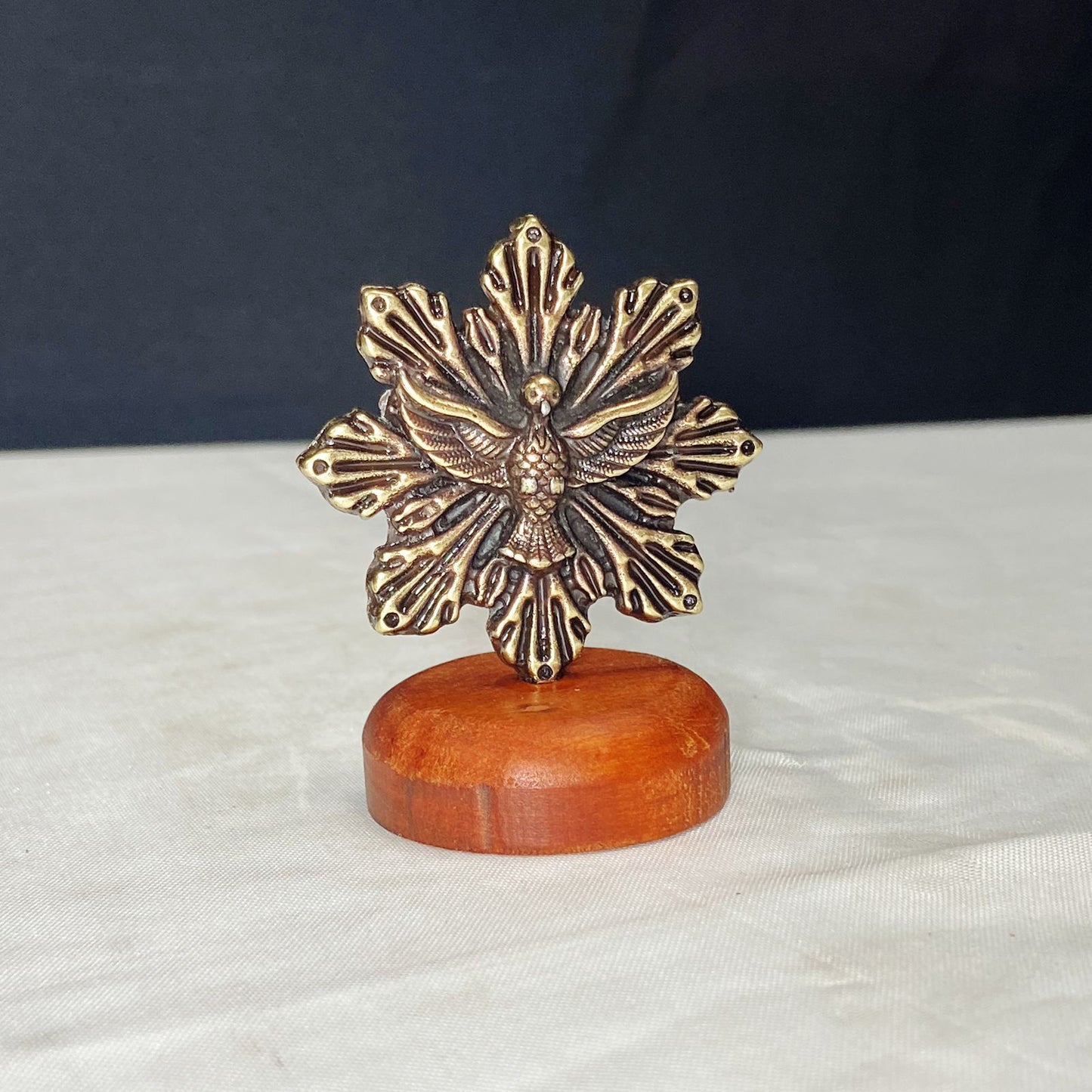 IMAGEM DE MESA METAL OURO VELHO DIVINO ESPÍRITO SANTO COM BASE DE MADEIRA 06CM (1 UNIDADE)