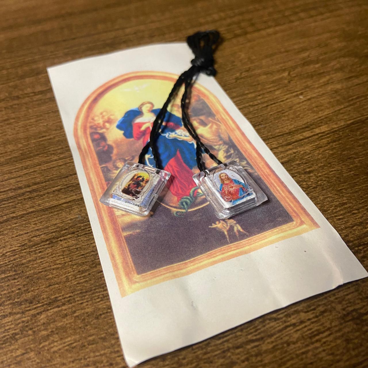 ESCAPULÁRIO CORDINHA SAGRADO CORAÇÃO DE JESUS E DESATADORA DOS NÓS (12 UNIDADES)
