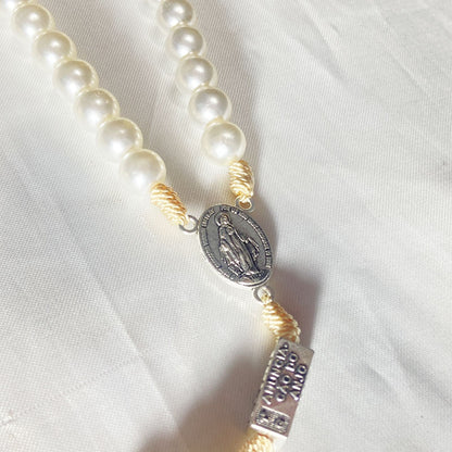 TERÇO PÉROLA CONTEMPLAÇÃO DOS MISTÉRIOS NOSSA SENHORA DAS GRAÇAS 10MM (1 UNIDADE)
