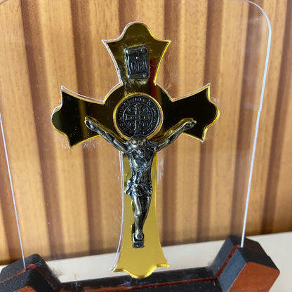 IMAGEM DE MESA METAL OURO VELHO CRUCIFIXO SÃO BENTO NO ACRÍLICO E BASE DE MADEIRA 13,5CM (1 UNIDADE)
