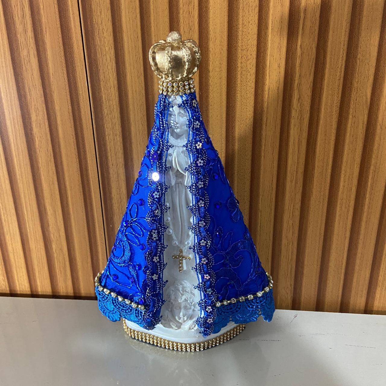 IMAGEM DE GESSO NOSSA SENHORA APARECIDA BRANCA MANTO AZUL COM STRASS 26,5CM (1 UNIDADE)