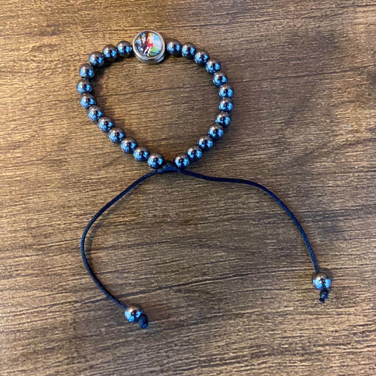 PULSEIRA HEMATITA REGULÁVEL COM MEDALHA RESINADA SÃO SEBASTIÃO (6 UNIDADES)