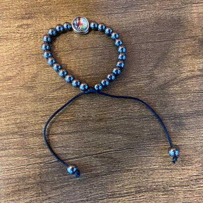 PULSEIRA HEMATITA REGULÁVEL COM MEDALHA RESINADA SÃO SEBASTIÃO (6 UNIDADES)