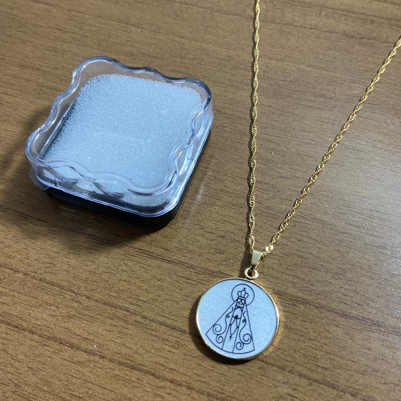 CORRENTE DOURADA MEDALHA ACRÍLICA NOSSA SENHORA APARECIDA  (3 UNIDADES)