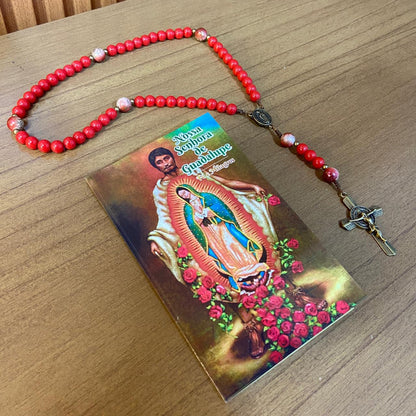 TERÇO PÉROLA VERMELHA NOSSA SENHORA DE GUADALUPE E JESUS MISERICORDIOSO 08MM (1 UNIDADE)