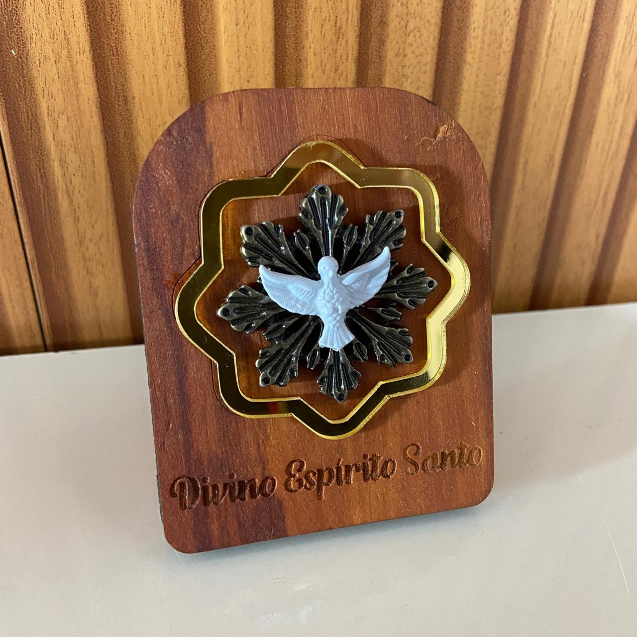 ADORNO DE MESA MADEIRA DIVINO ESPÍRITO SANTO DE METAL COM ACRÍLICO 9,5CM(1 UNIDADE)