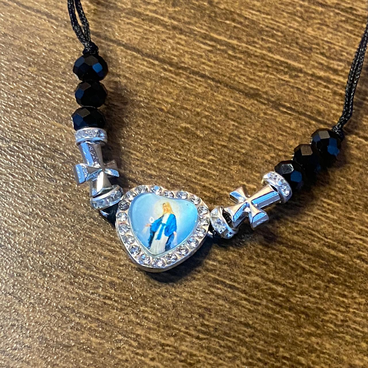 PULSEIRA REGULÁVEL CRISTAL PRETO COM MEDALHA RESINADA NOSSA SENHORA DAS GRAÇAS  ( 01 UNIDADE)