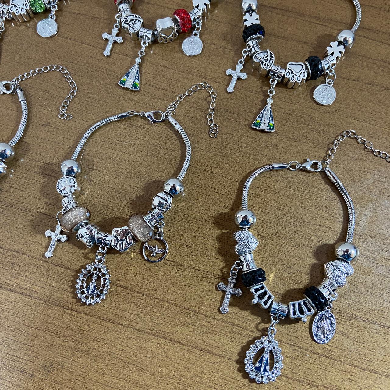 PULSEIRA PRATEADA NOSSA SENHORA APARECIDA MODELOS SORTIDOS COM BERLOQUES  (6 UNIDADES)