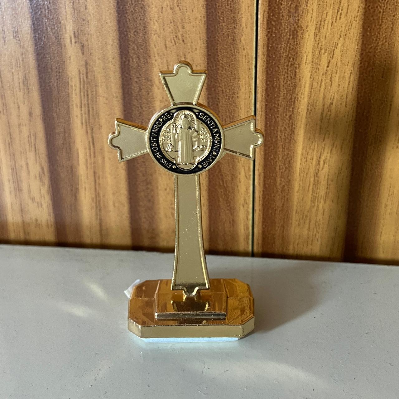 CRUCIFIXO DOURADO MEDALHA SÃO BENTO PARA CARRO  (6 UNIDADES)