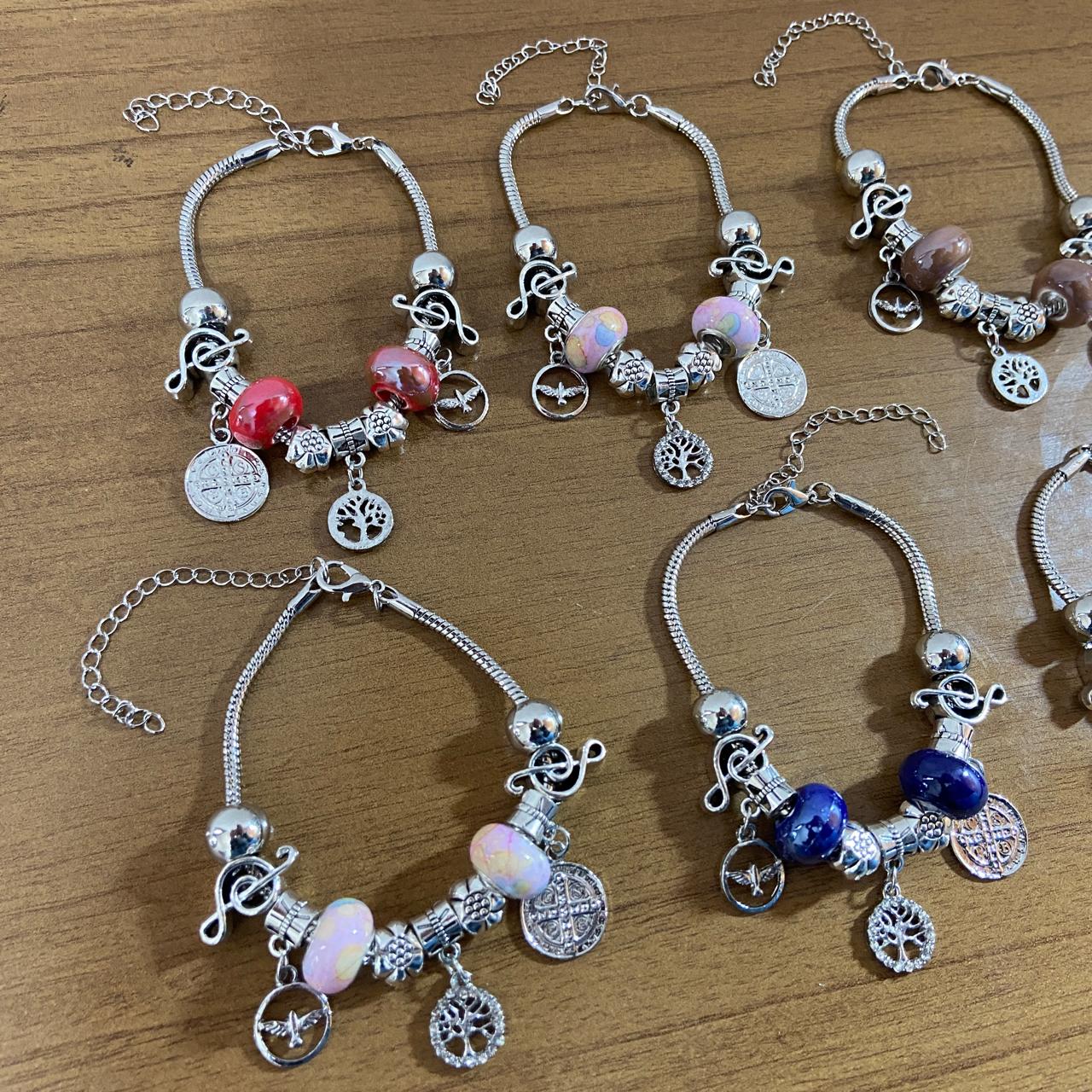 PULSEIRA PRATEADA MEDALHA SÃO BENTO COM BERLOQUES  (6 UNIDADES)