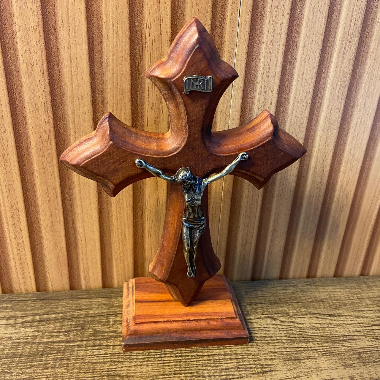 CRUCIFIXO MADEIRA DE MESA  20,5CM (1 UNIDADE)
