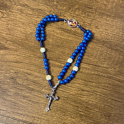 TERÇO PULSEIRA PÉROLA AZUL COM MEDALHA RESINADA SÃO JOSÉ (6 UNIDADES)