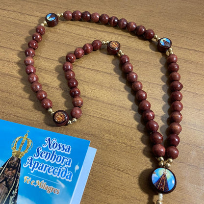 TERÇO DE MADEIRA NOSSA SENHORA APARECIDA E MEDALHA SÃO BENTO 7 MEDALHAS 8MM (3 UNIDADES)