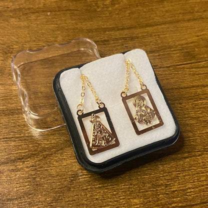 ESCAPULÁRIO DOURADO VAZADO SAGRADO CORAÇÃO DE JESUS E NOSSA SENHORA APARECIDA - MOD2 ( 6 UNIDADE)
