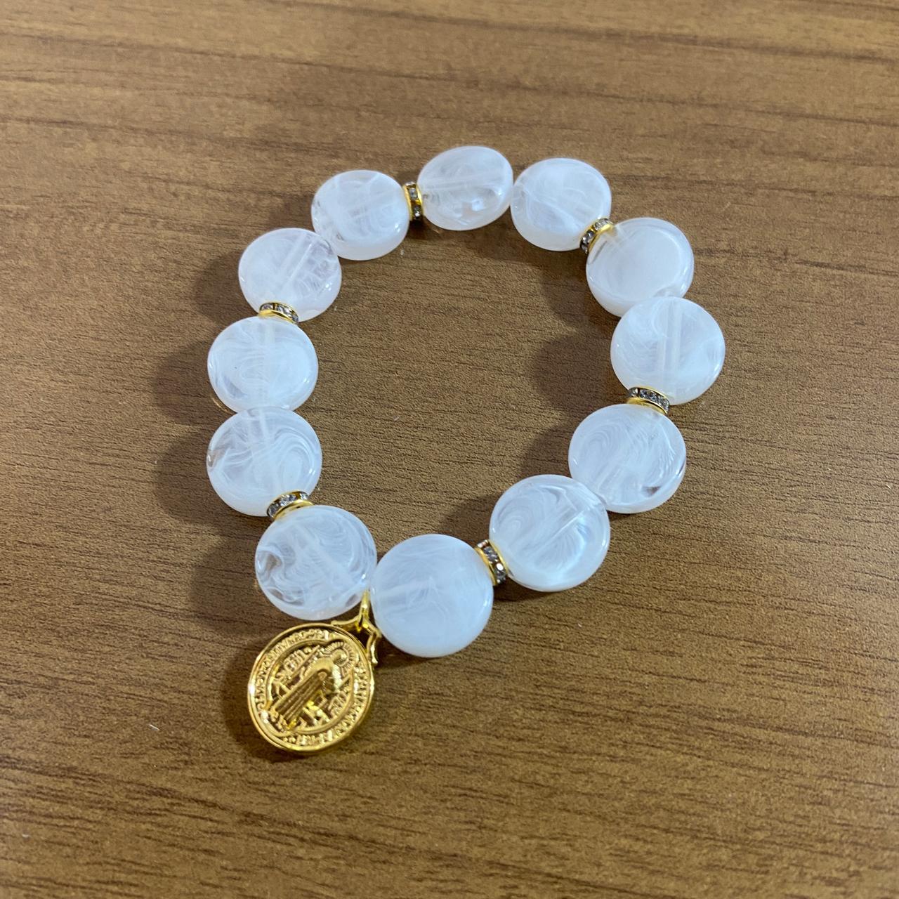 PULSEIRA ACRÍLICA BRANCA COM MEDALHA SÃO BENTO (03 UNIDADES)