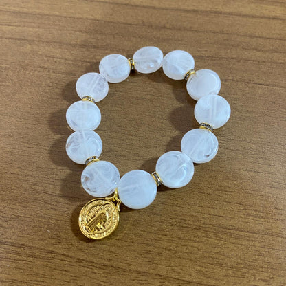 PULSEIRA ACRÍLICA BRANCA COM MEDALHA SÃO BENTO (03 UNIDADES)