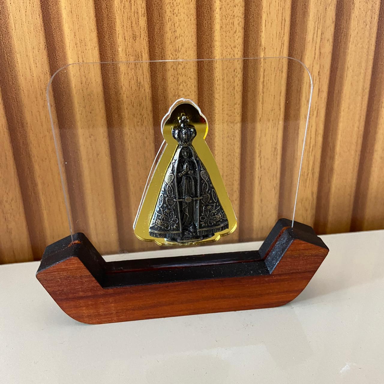 IMAGEM DE MESA METAL OURO VELHO NOSSA SENHORA APARECIDA NO ACRÍLICO E BASE DE MADEIRA 10,7CM (1 UNIDADE)