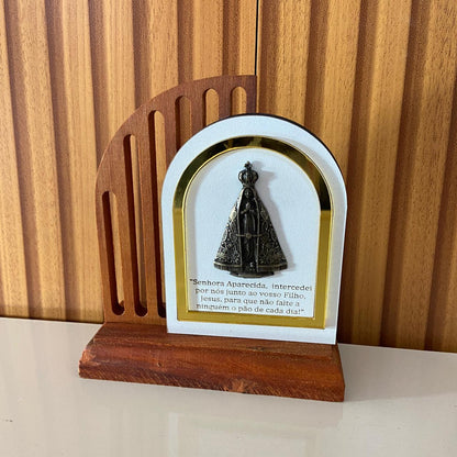 ADORNO DE MESA MADEIRA NOSSA SENHORA APARECIDA DE METAL COM ORAÇÃO 14CM(1 UNIDADE)