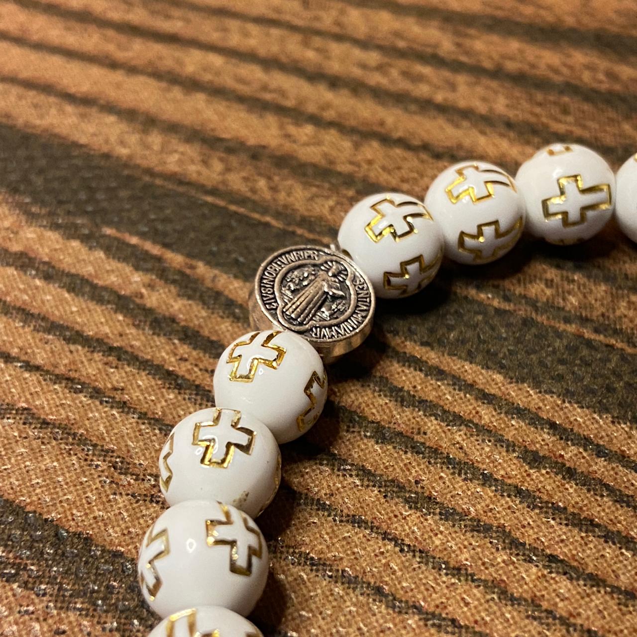 PULSEIRA DE MADEIRA BRANCA CONTAS DECORADAS CRUZ  NOSSA SENHORA APARECIDA  (06 UNIDADES)