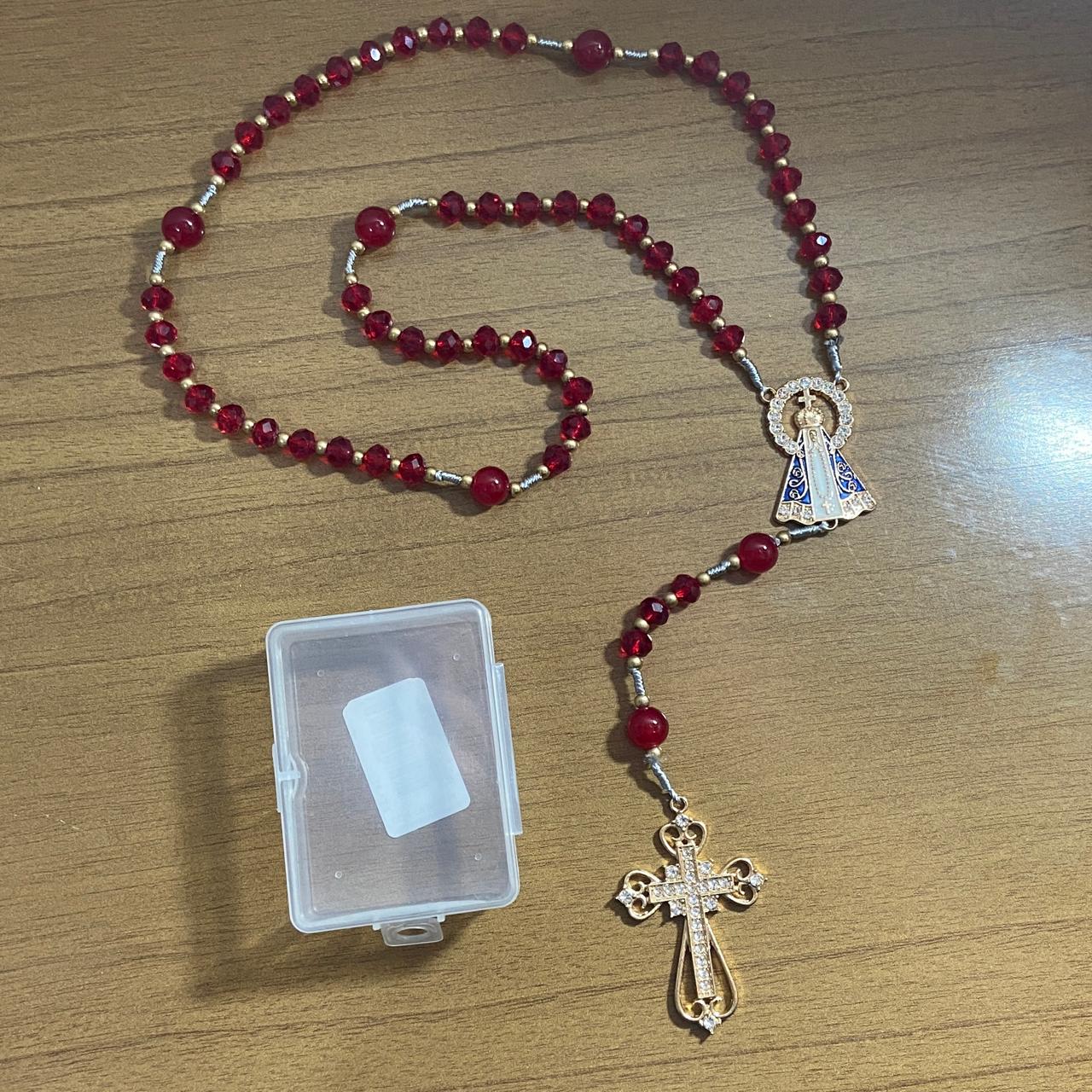 TERÇO DE NOIVA DOURADO CRISTAL VERMELHO NOSSA SENHORA APARECIDA 08MM (1 UNIDADE)