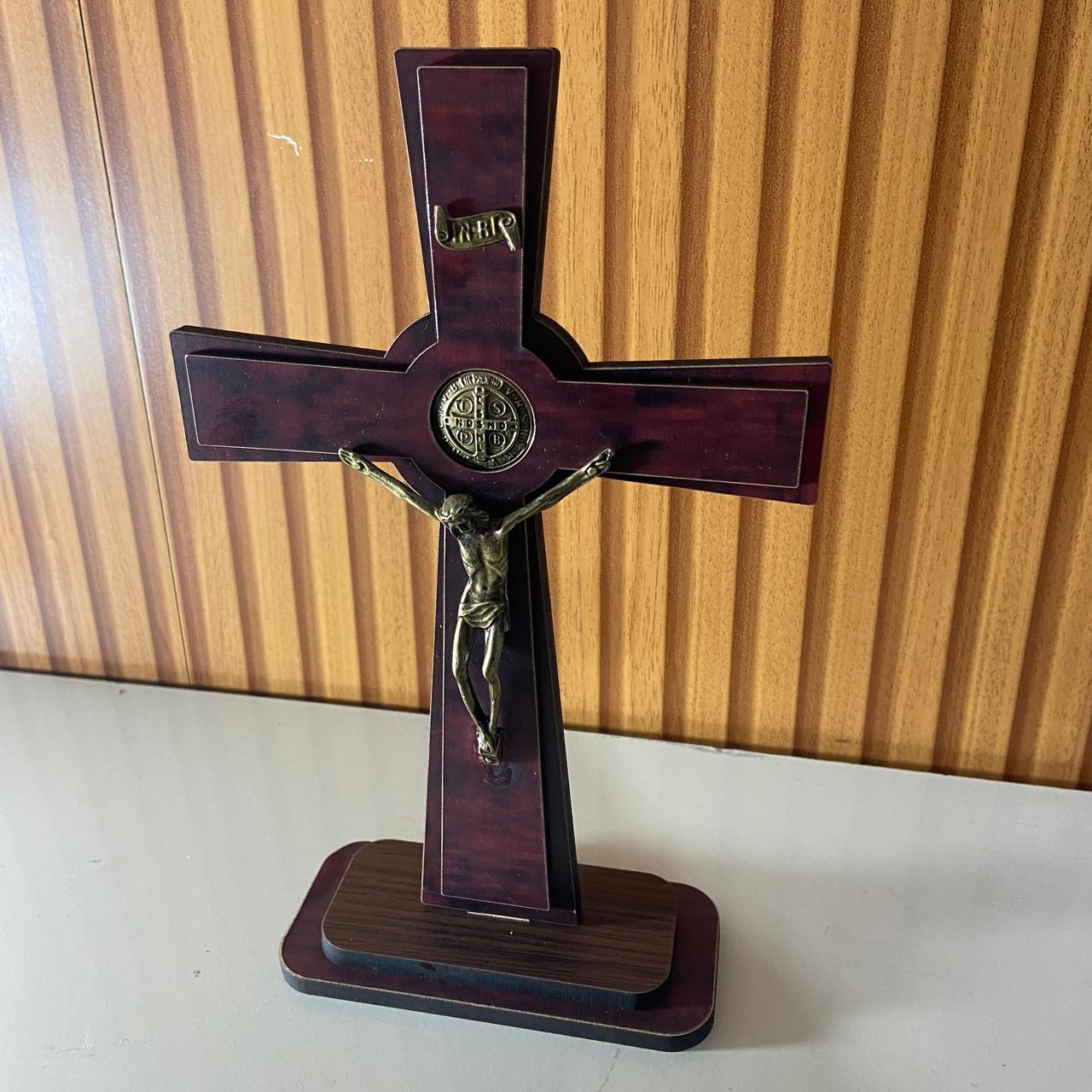 CRUCIFIXO MDF DE MESA MEDALHA SÃO BENTO 19,5CM (1 UNIDADE)