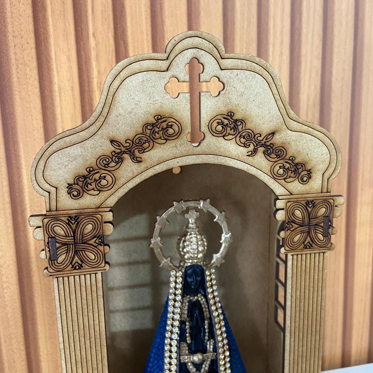 ORATÓRIO DE PAREDE E MESA MDF + IMAGEM DE PLÁSTICO NOSSA SENHORA APARECIDA AZUL COM STRASS 15CM (1 UNIDADE)