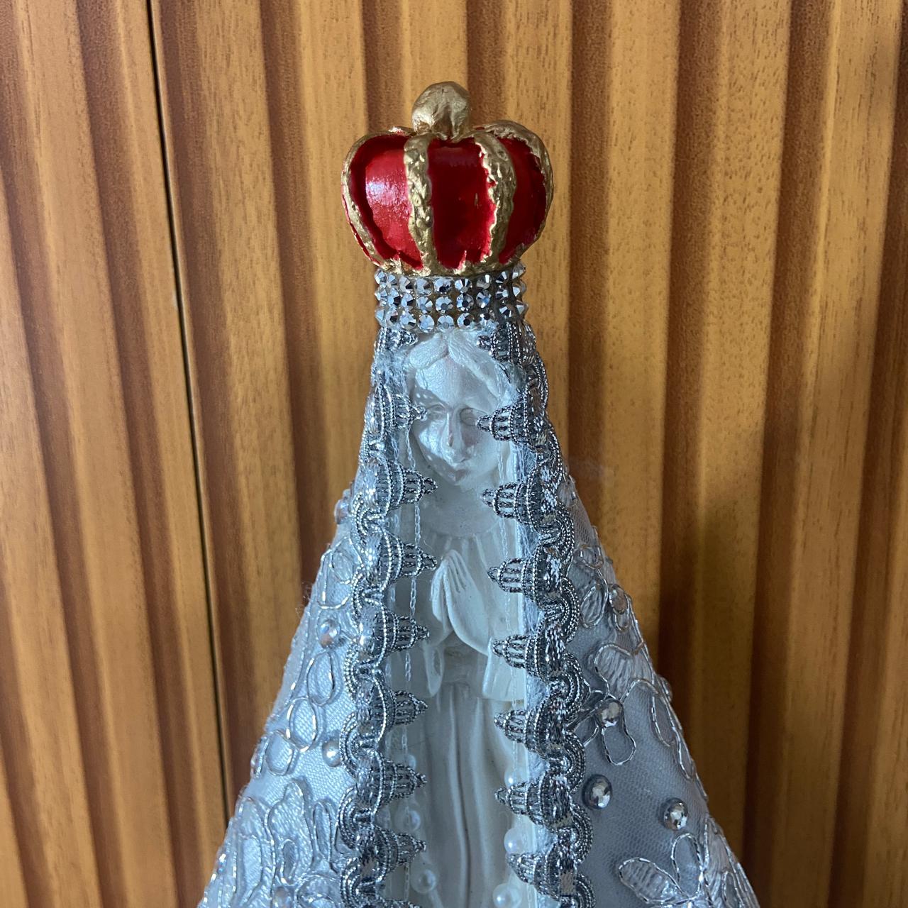 IMAGEM DE GESSO NOSSA SENHORA APARECIDA BRANCA MANTO PRATEADO COM STRASS 26,5CM (1 UNIDADE)