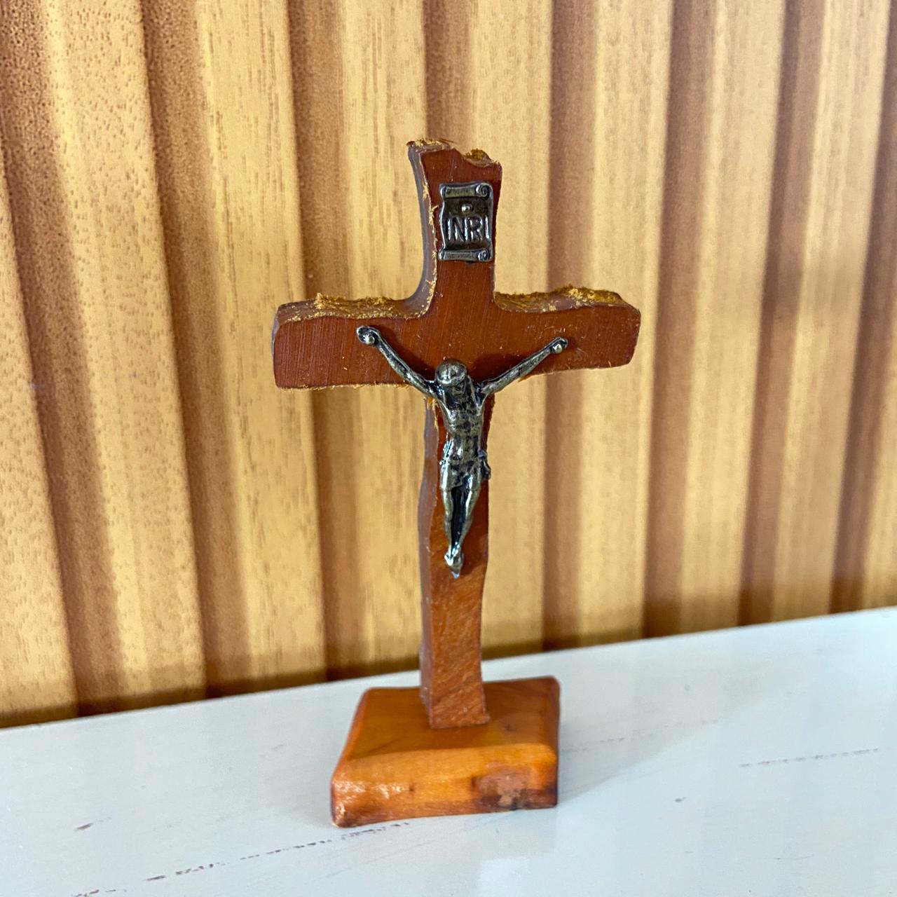 CRUCIFIXO MADEIRA DE MESA ONDULADO 10CM (1 UNIDADE)