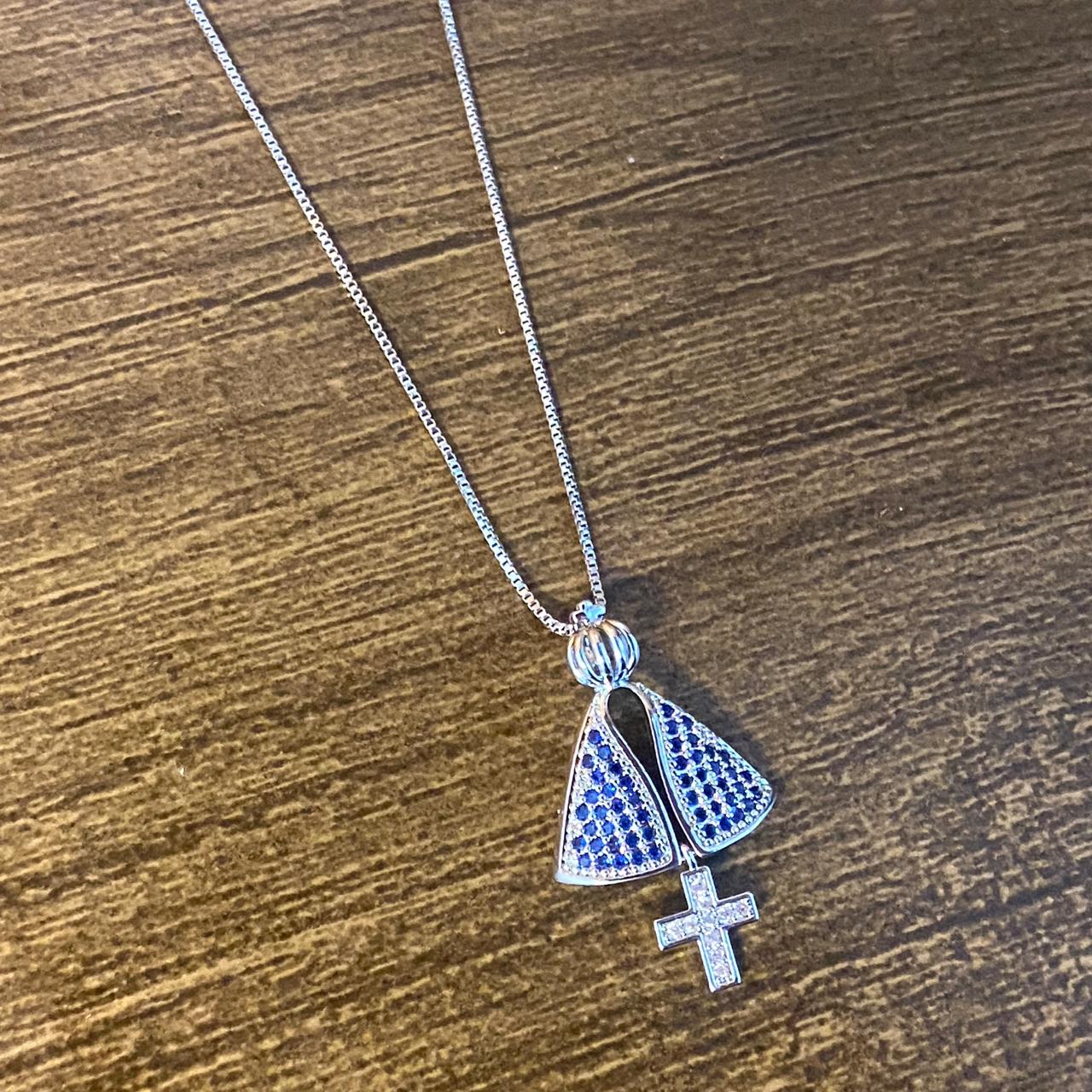 COLAR PRATEADO NOSSA SENHORA APARECIDA COM STRASS  (1 UNIDADE)