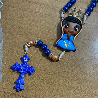 TERÇO PÉROLA AZUL NOSSA SENHORA APARECIDA DE BISCUIT (1 UNIDADE)