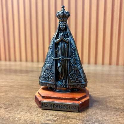 IMAGEM DE MESA METAL OURO VELHO NOSSA SENHORA APARECIDA COM BASE DE MADEIRA 12,5CM (1 UNIDADE)