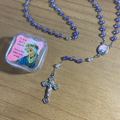 TERÇO SEMICRISTAL NA CAIXINHA NOSSA SENHORA DE SALETTE 6MM (6 UNIDADES)