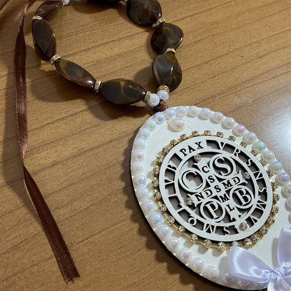 ADORNO COM PEDRARIA MEDALHA SÃO BENTO MDF E STRASS 40CM (1 UNIDADE)