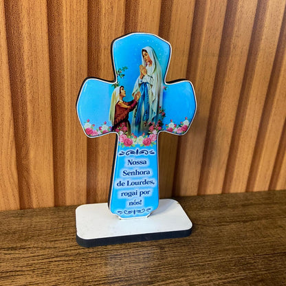 IMAGEM DE MESA MDF CRUZ RESINADA NOSSA SENHORA DE LOURDES (1 UNIDADE)