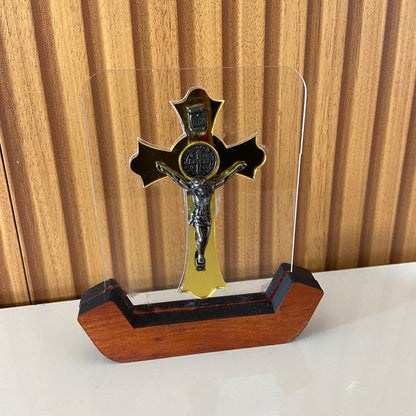 IMAGEM DE MESA METAL OURO VELHO CRUCIFIXO SÃO BENTO NO ACRÍLICO E BASE DE MADEIRA 13,5CM (1 UNIDADE)