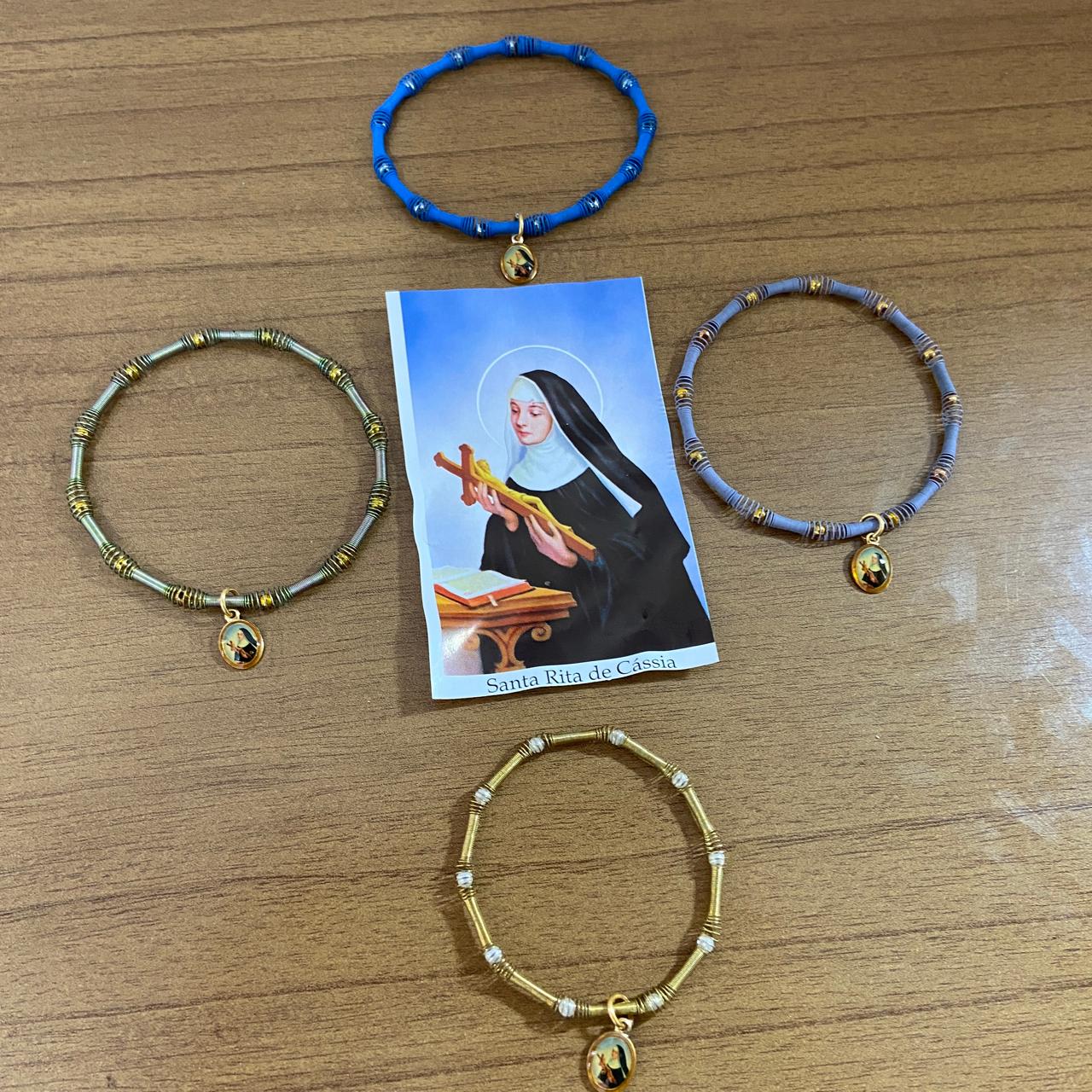 PULSEIRA DE MOLA COM MEDALHA SANTA RITA DE CÁSSA CORES SORTIDAS  (3 UNIDADES)