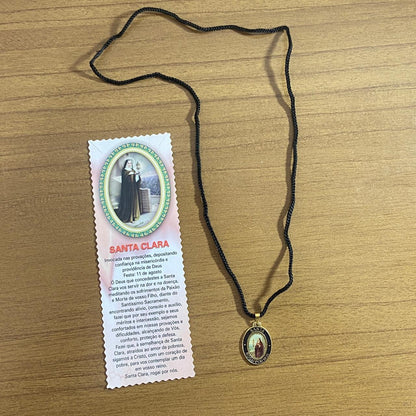 CORDÃO COM MEDALHA RESINADA SANTA CLARA (1 UNIDADES)