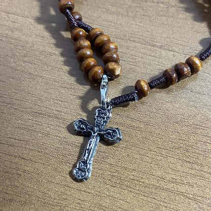 TERÇO PULSEIRA MADEIRA COM MEDALHA RESINADA SANTO ANTÔNIO  (6 UNIDADES)