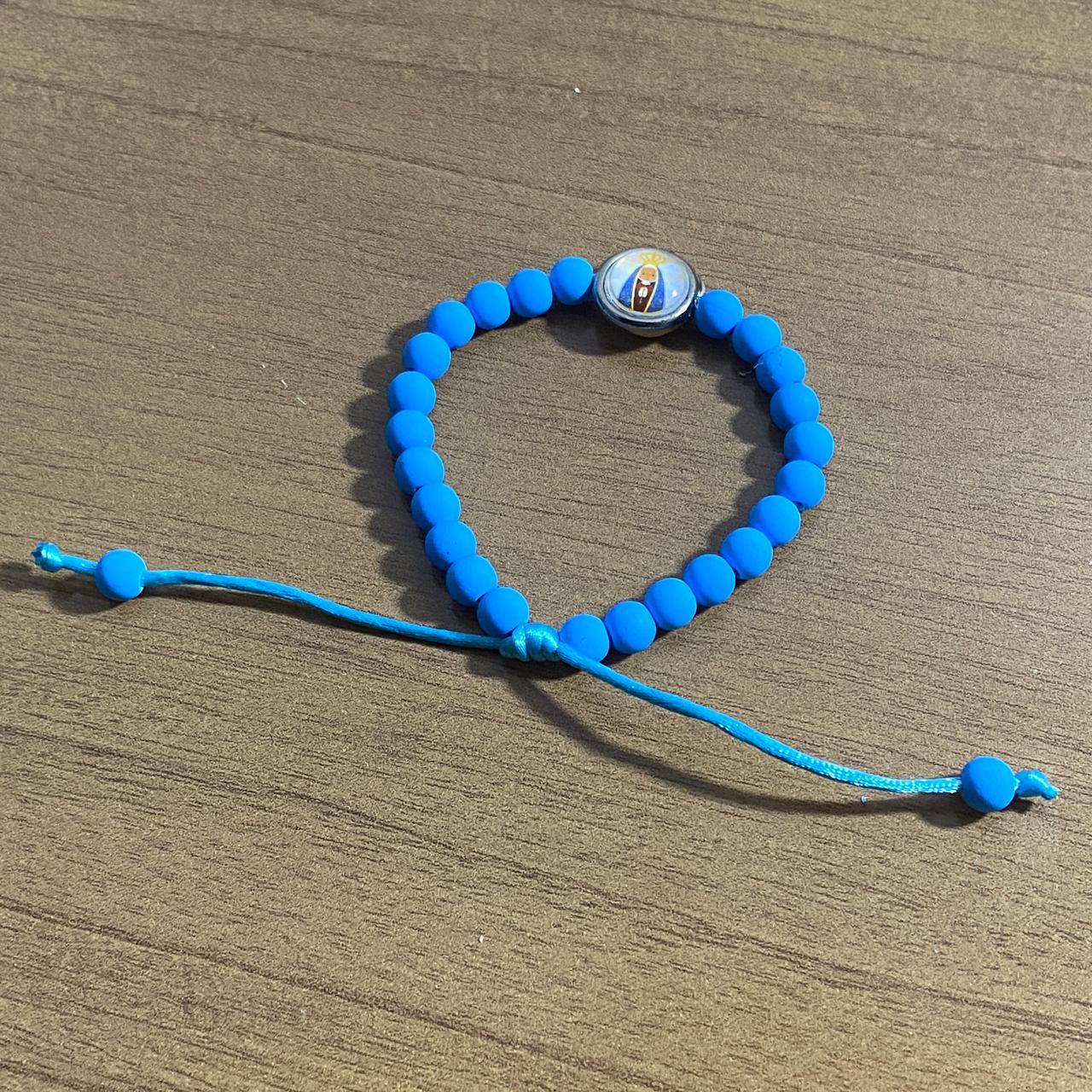 PULSEIRA AZUL REGULÁVEL COM MEDALHA RESINADA NOSSA SENHORA APARECIDA (6 UNIDADES)