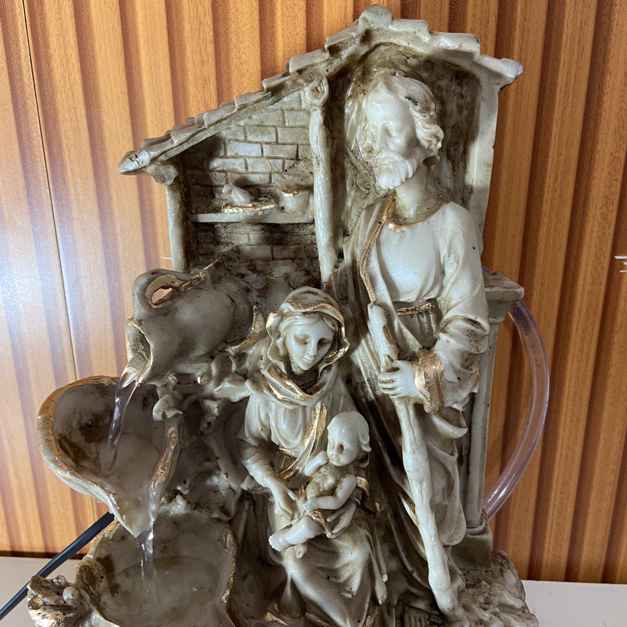 FONTE DE RESINA NACIONAL SAGRADA FAMÍLIA MOD2 33CM (1 UNIDADE)