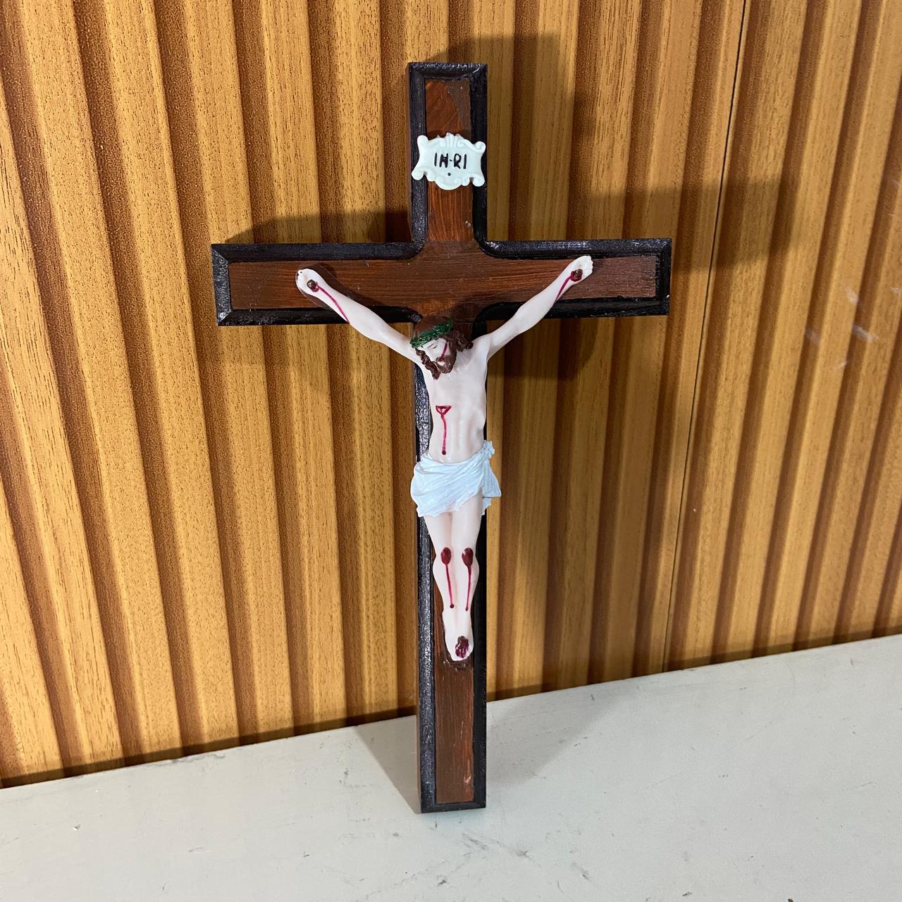 CRUCIFIXO MADEIRA DE PAREDE COM CRISTO DE RESINA NACIONAL 28CM (1 UNIDADE)