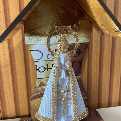 ORATÓRIO DE PAREDE E MESA MDF DOURADO+ IMAGEM DE PLÁSTICO NOSSA SENHORA APARECIDA BRANCA COM STRASS 15CM (1 UNIDADE)