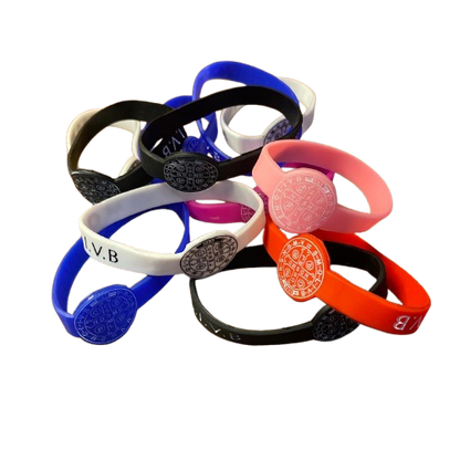 PULSEIRA SILICONE MEDALHA SÃO BENTO CORES SORTIDAS (12 UNIDADES)